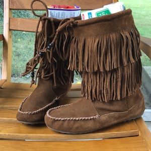 *Lowest Price* Minnetonka Fringe Boot Moccasins